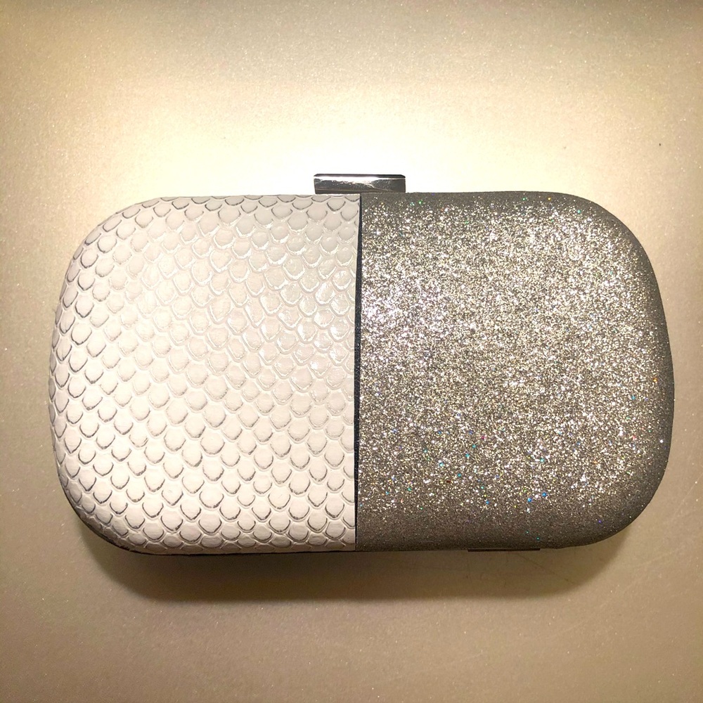 💥Unique White & Silver two tone clutch - NWOT